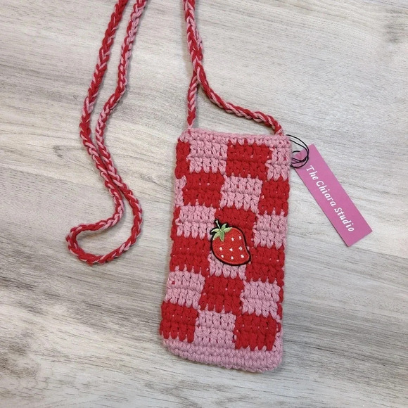 Handmade Strawberry Patch Checkered Crochet Crossbody Cellphone Holder NWT - Picture 2 of 4